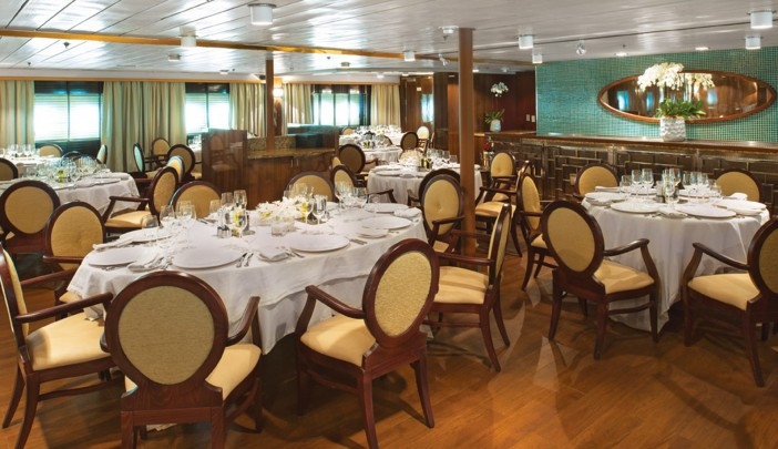 El elegante Restaurante a bordo del Silver Discoverer donde cada noche se sirven exquisitas propuestas culinarias preparadas por los prestigiosos chefs de Silversea. LUJO LUGARES REMOTOS CRUCEROS EXPLORACION SILVERSEACRUCEROS SILVERSEA EXPEDITIONS CRUCEROS EXPEDICION SILVERSEA CRUCEROS DE LUJO LUGARES REMOTOS CRUCEROS EXPLORACION SILVERSEA CRUCEROS SILVER DISCOVERER CRUCEROS BARCO PEQUEÑO CRUCEROS BUQUES DE LUJO CRUCEROS REMOTOS CRUCEROS UNICOS CRUCEROS MILLONARIOS CRUCEROS PARA RICOS CRUCEROS EXCLUSIVOS #LuxuryCruises #SilverSea #SilverseaExpeditions #SilverDiscoverer #Viajesdelujo #viajesexclusivos #crucerosexploracion #expeditioncruises